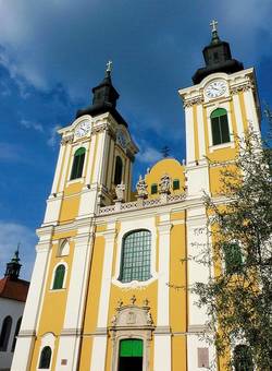 800px-Saint_Stephen's_Basilica_-_panoramio_-_fabiolah_(1).jpg